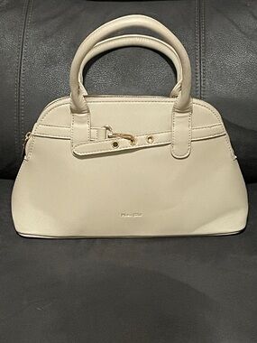 Minimalist Cream Satchel Gold Hardware

Perfect size for phone wallet glasses
💜